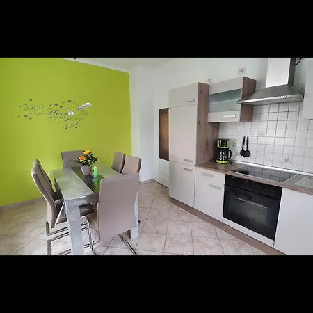 Neu! Unger Lejlighed *